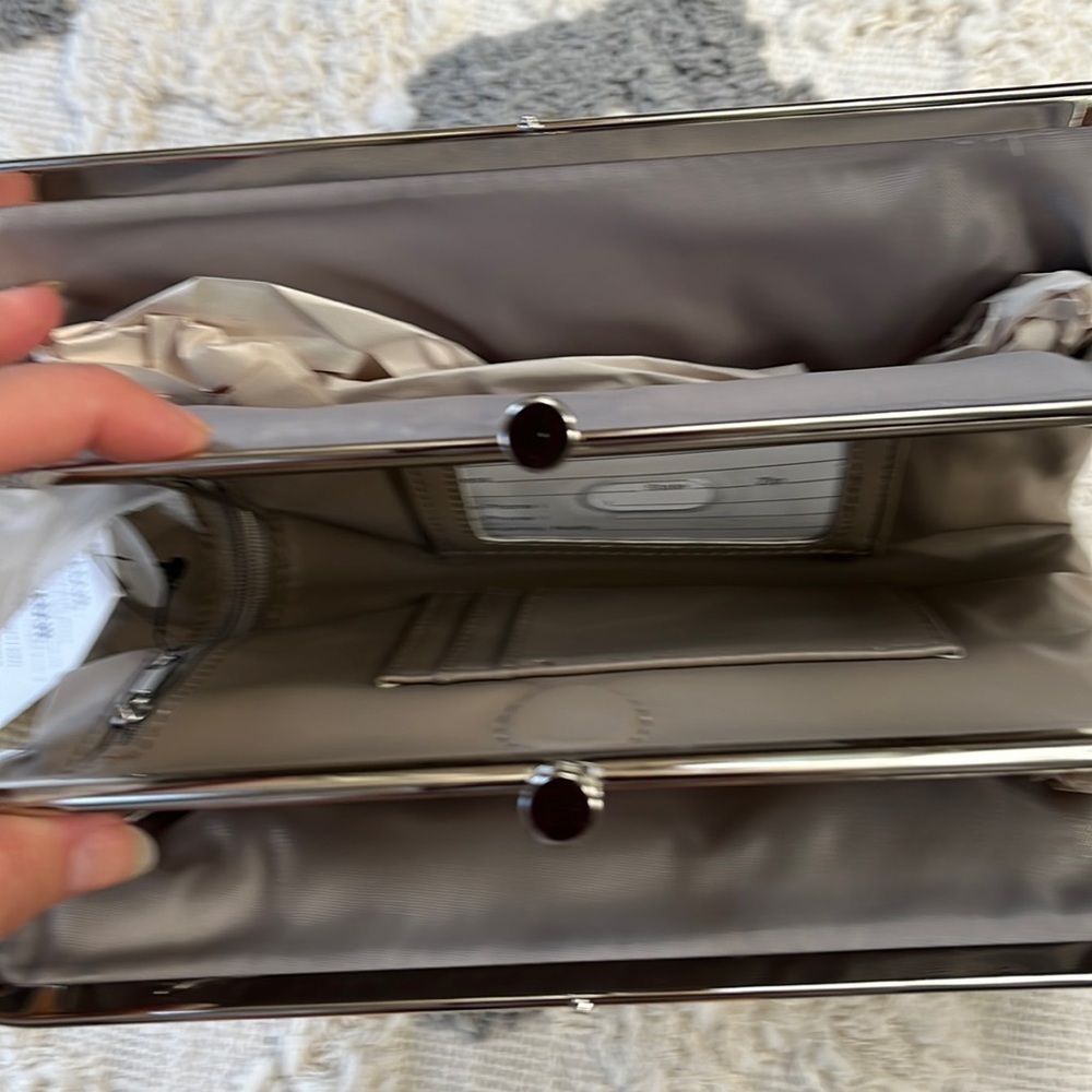 Silver double frame clutch that is actually functional, lots of space, new - Picture 5 of 7